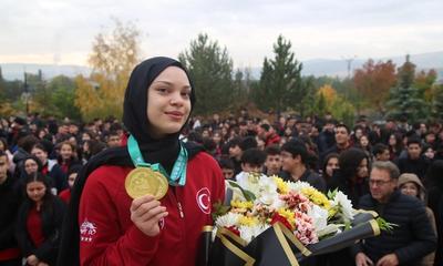 Sivaslı Afra Kılınç, Çin’de Wushu Kung Fu Dünya Şampiyonu Oldu: İki Altın Madalya ile Tarih Yazdı