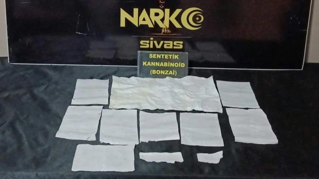 Sivas’ta Dev Narkotik Operasyonu: 8 Bin 330 Kullanımlık Sentetik Kannabinoid Ele Geçirildi!