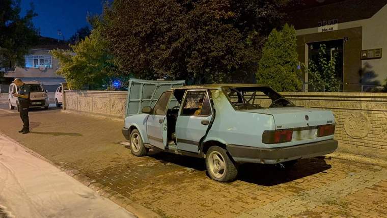 Park halindeki mavi bir otomobilin kapıları açık, yanına itfaiye aracı gelmiş.