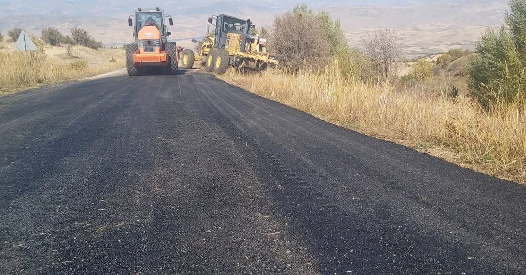 Akıncılar'da Dört Köyde Asfalt Yama Çalışmaları Hız Kesmeden Sürüyor