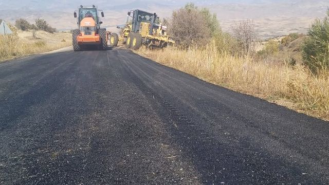 Akıncılar'da Dört Köyde Asfalt Yama Çalışmaları Hız Kesmeden Sürüyor