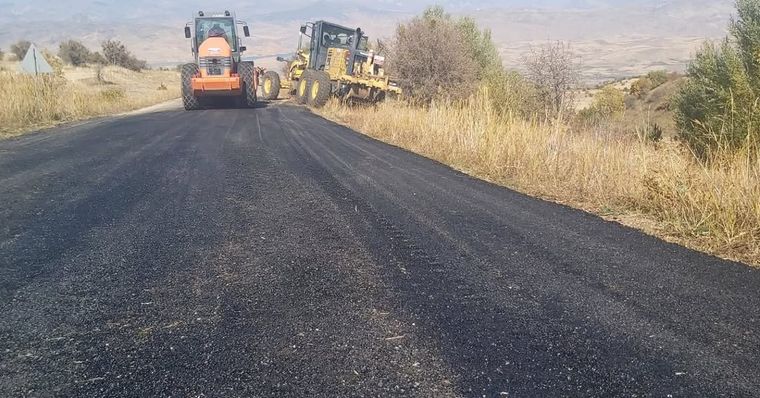 Akıncılar'da Dört Köyde Asfalt Yama Çalışmaları Hız Kesmeden Sürüyor