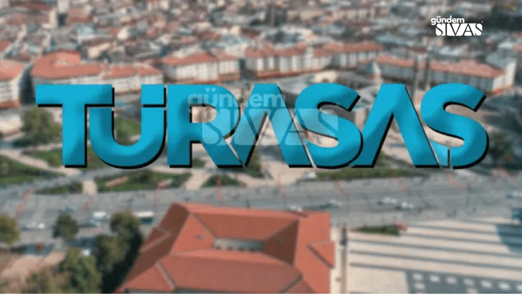 TÜRASAŞ yazılı bir tabela, arka planda Sivas şehir manzarasıyla birlikte görünmekte.