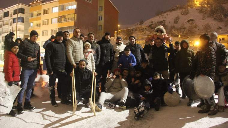 Sivas’ta Kar Sonrası Sokaklar Eğlence Alanına Döndü: Zara’da 30 Santimetrelik Karla Gece Boyu Şenlik