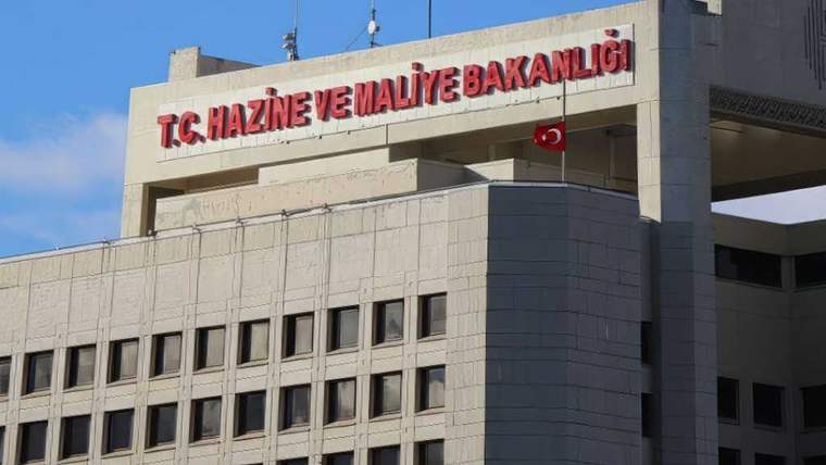 T.C. Hazine ve Maliye Bakanlığı binası, üzerinde bakanlık ismi yazılı bir tabela ile görünmekte.