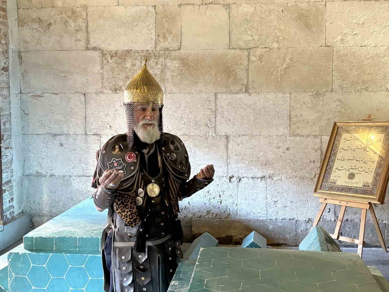 Sivas caddelerinde Sultan Alparslan kıyafetiyle tarih anlattı