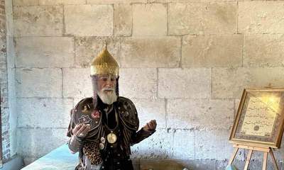 Sivas caddelerinde Sultan Alparslan kıyafetiyle tarih anlattı