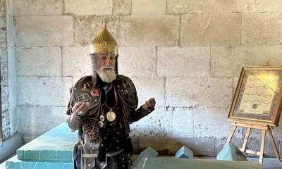 Sivas caddelerinde Sultan Alparslan kıyafetiyle tarih anlattı