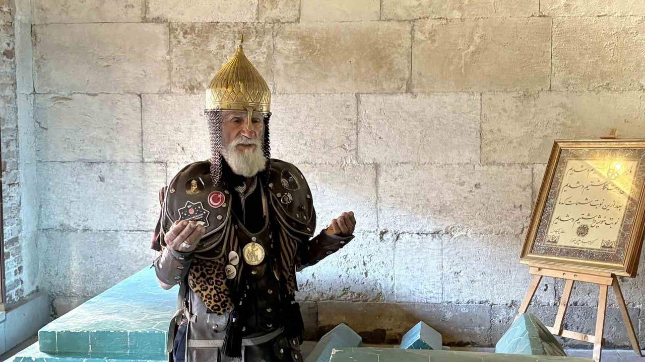 Sivas caddelerinde Sultan Alparslan kıyafetiyle tarih anlattı
