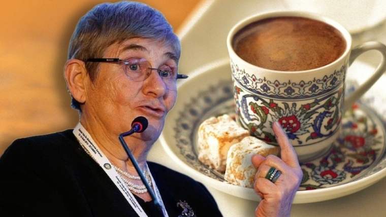 Mikrofonla konuşan gözlüklü bir kadın ile yanında fincan ve tabağındaki Türk kahvesi görülüyor.