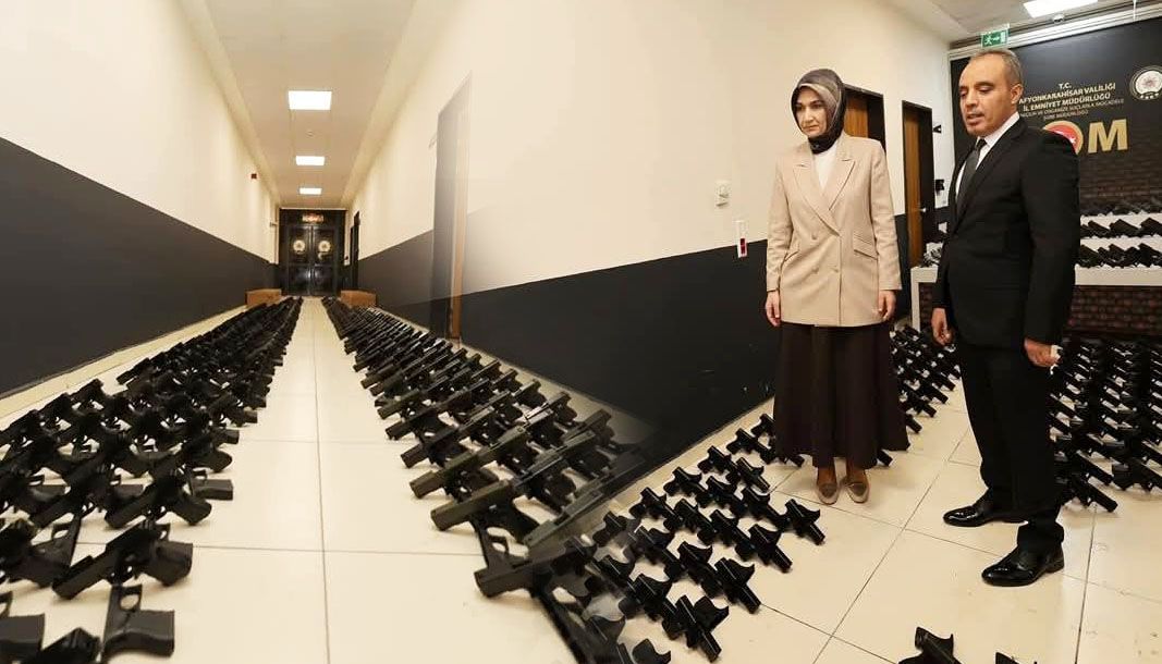 Afyonkarahisar’da dev operasyon: Binlerce ruhsatsız silah parçası ele geçirildi - Birlik Haber Ajansı