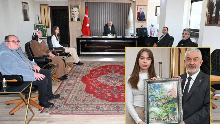 Makam odasında masanın arkasında oturan kişi ve konuklar görülürken, ek bölümde iki kişi tablo tutuyor.