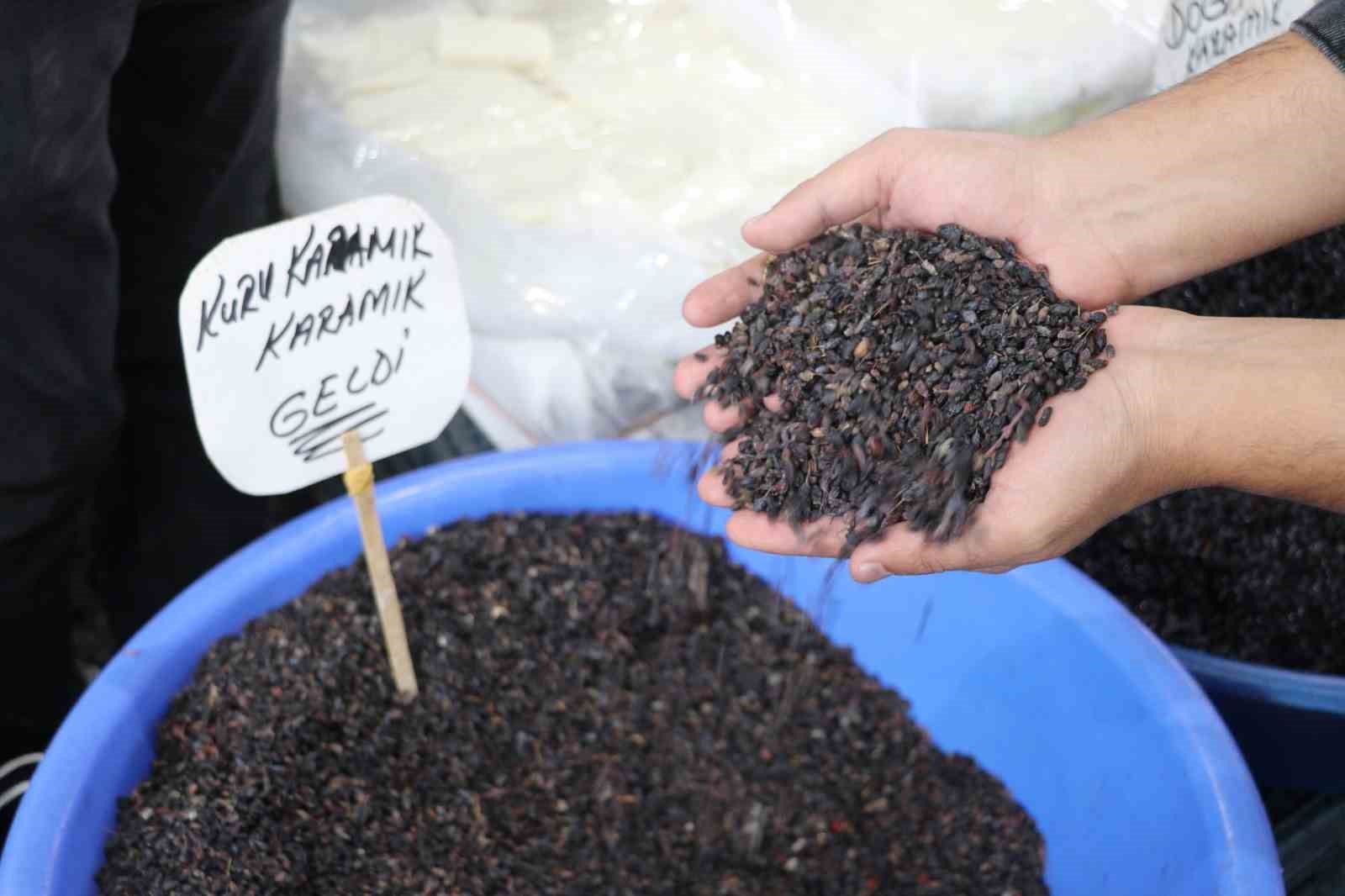 Birçok derde deva karamuk meyvesi tezgahlardaki yerini aldı