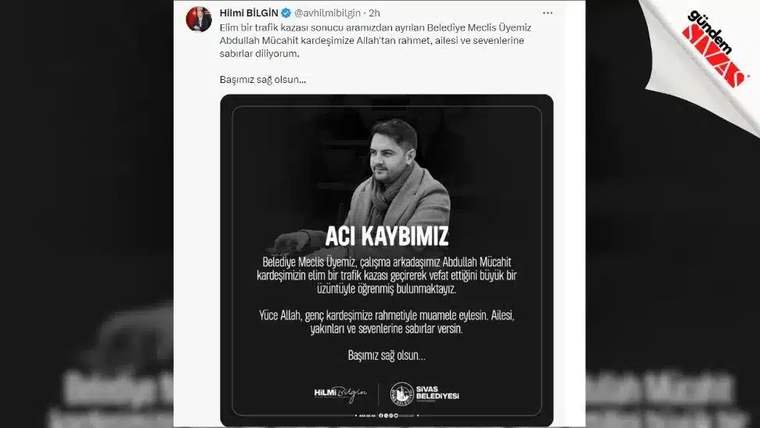 Kürsüde konuşan bir kişi, başsağlığı mesajı veriyor.