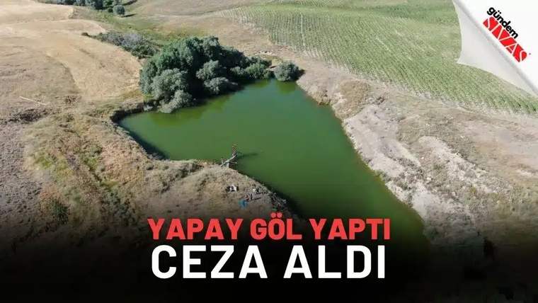 Yeşil suyla dolu yapay göl, çevresinde tarım arazileriyle birlikte görünmekte.