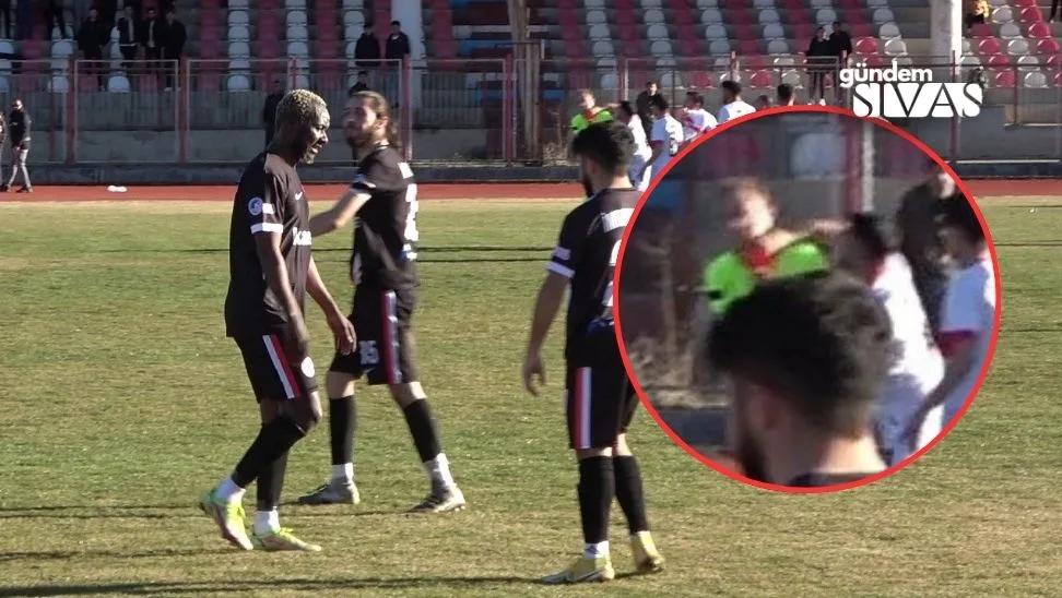 Amatör Maçta Futbolcu Hakeme Saldırdı!