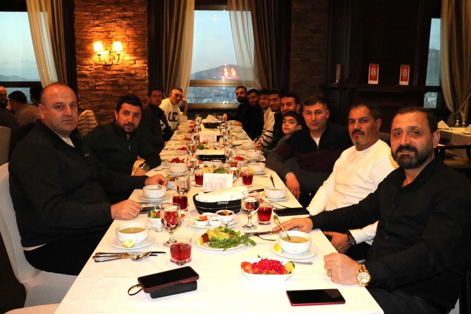 Van futbol camiasının efsane isimlerinden Van Masterler iftarda bir araya geldi - Birlik Haber Ajansı