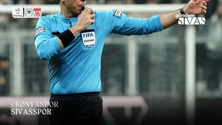 Mavi formalı bir futbol hakemi düdük çalıp kolunu uzatıyor; görselde Konyaspor ve Sivasspor adları yer alıyor.
