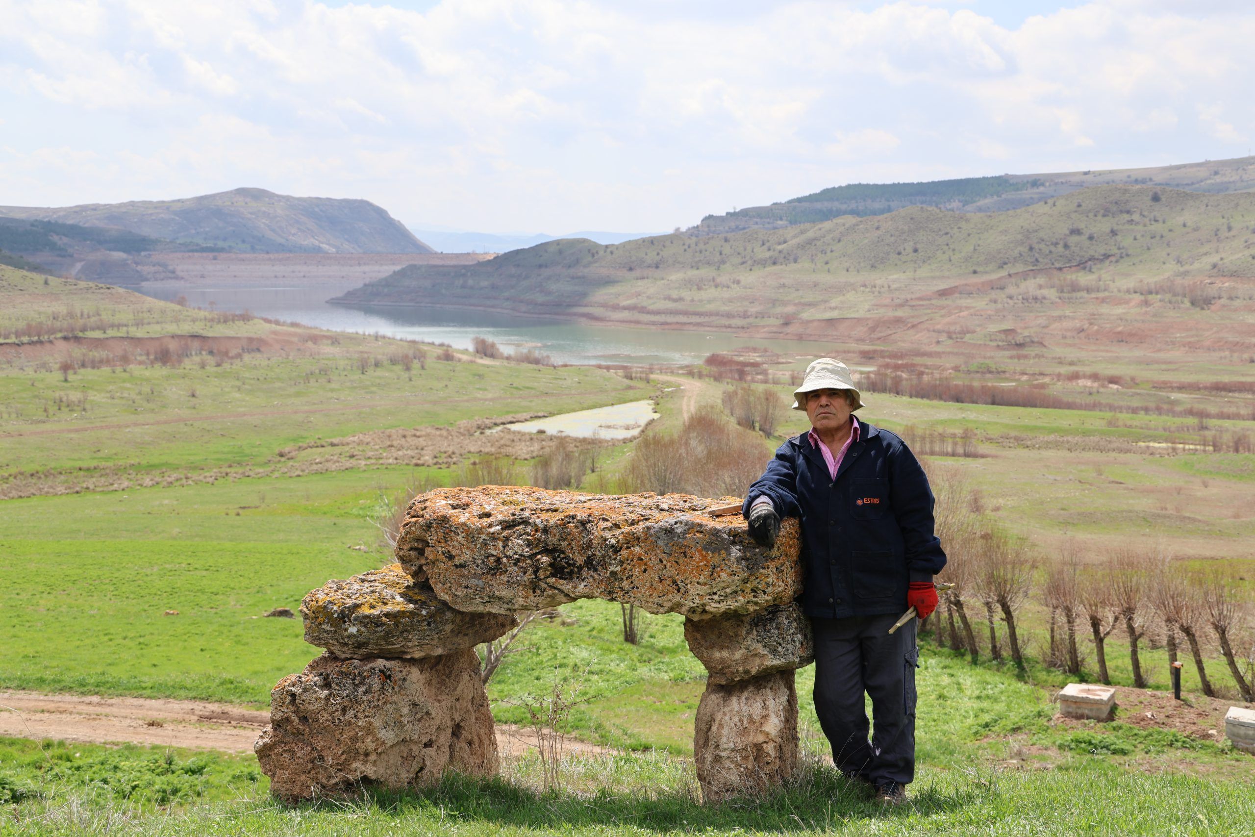 200 Yıllık Baraj Manzaralı Musalla Taşı Ziyaretçileri Ürkütüyor