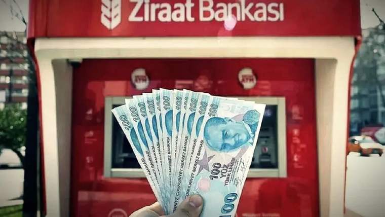 Bir kişinin elinde Ziraat Bankası'na ait 100 TL banknotlar var.