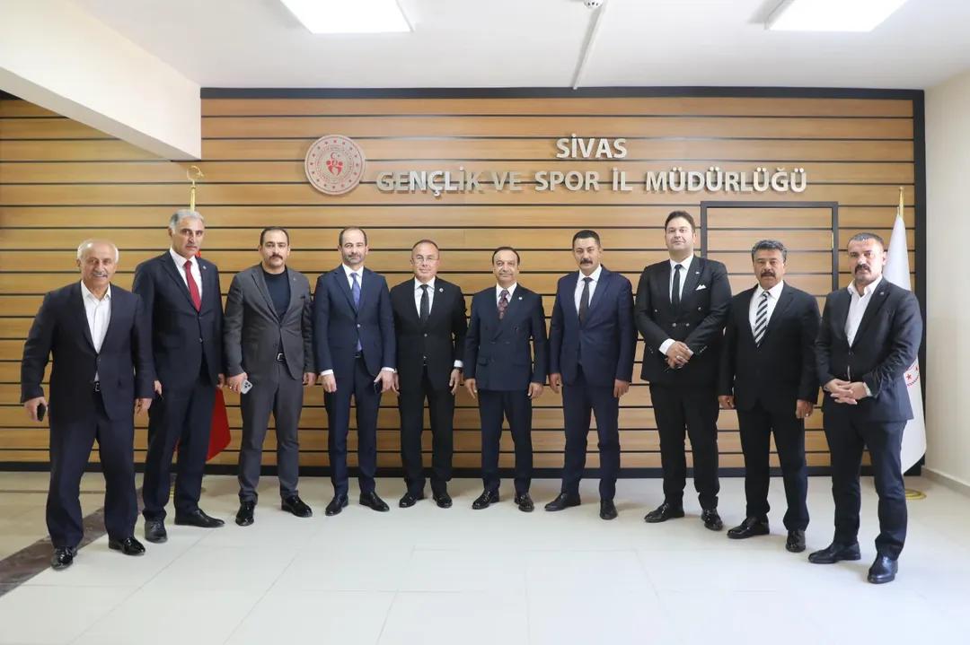 Sivas'ta Önemli Ziyaret: Milletvekili Özyürek ve Siyasi Temsilciler İl Müdürü Ertem'i Ziyaret Etti