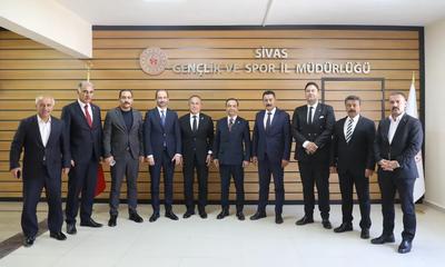 Sivas'ta Önemli Ziyaret: Milletvekili Özyürek ve Siyasi Temsilciler İl Müdürü Ertem'i Ziyaret Etti