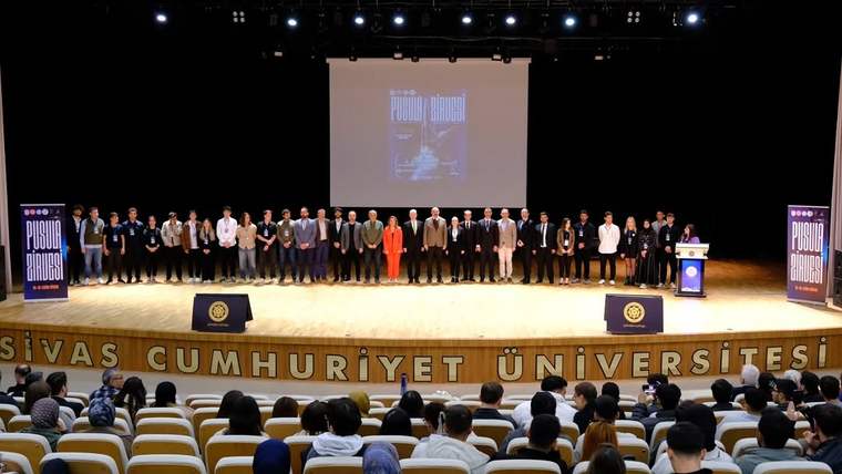 Sivas Cumhuriyet Üniversitesi'nde düzenlenen Pusula Zirvesi'nde katılımcılar sahnede sıralanmış.
