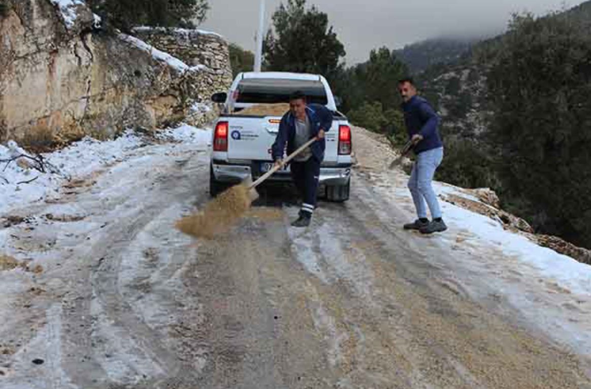 Antalya'da buz tutan yollarda tuzlama çalışması - Birlik Haber Ajansı