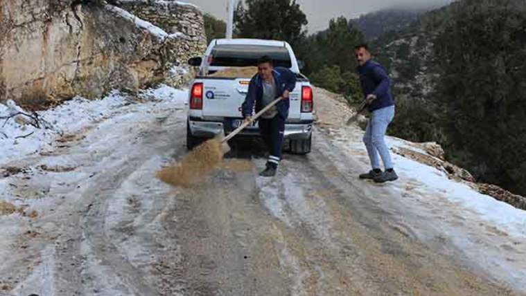 Antalya'da buz tutan yollarda tuzlama çalışması - Birlik Haber Ajansı