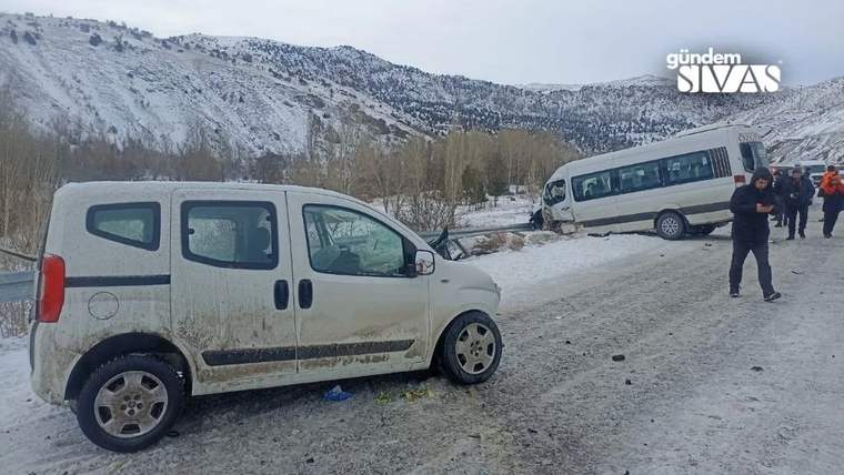 Karlı dağların önünde, yolda duran beyaz hafif ticari araç ve arka planda yan yatmış otobüs görülüyor.
