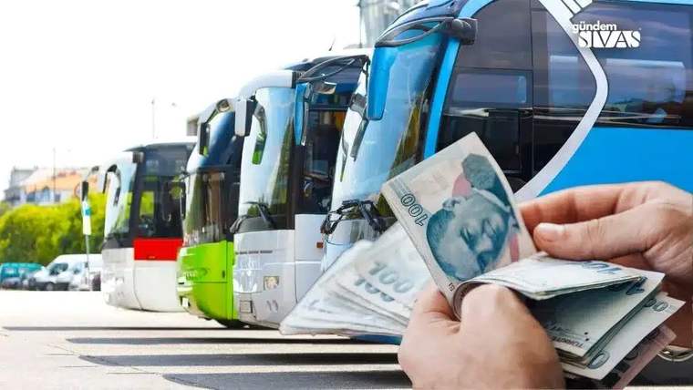 Bir kişinin elinde banknotlar tutarak otobüslerin bulunduğu bir durakta durduğu görülüyor.