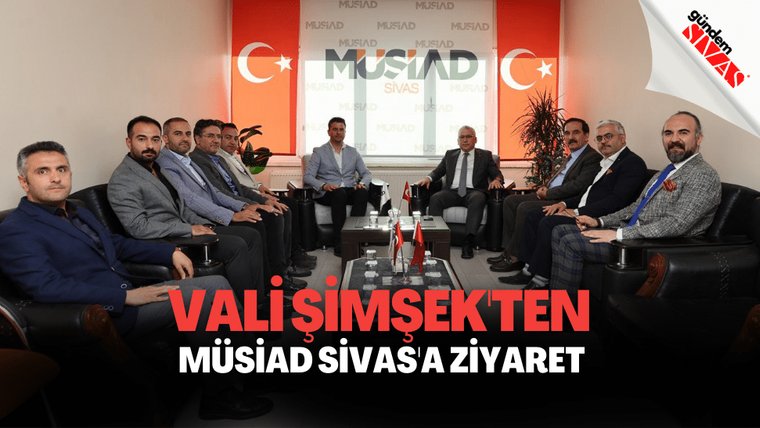 MÜSİAD Sivas'ta, masada oturan kişiler ve arka planda Türk bayrakları var.