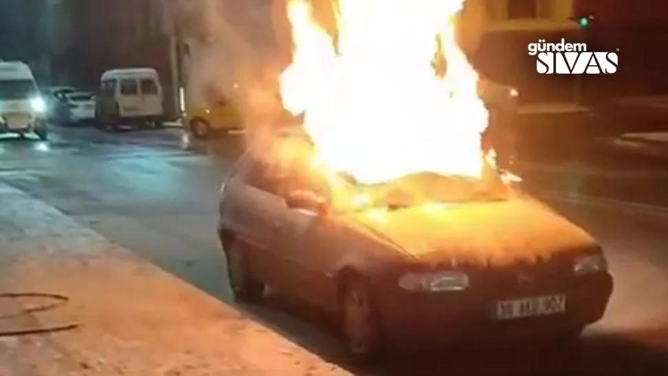 Otomobil Alev Alarak Küle Döndü