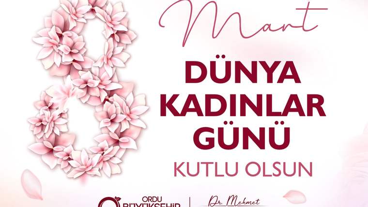 Pembe çiçeklerle süslenmiş bir arka planda "8 Mart Dünya Kadınlar Günü Kutlu Olsun" yazısı yer alıyor.