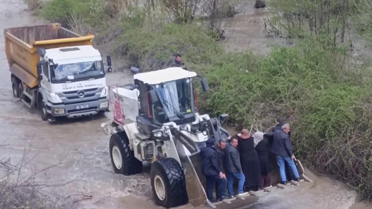 Sel Felaketi: Yollar Kapandı, Cenazeye Gitmek İsteyenler Kepçeyle Taşındı