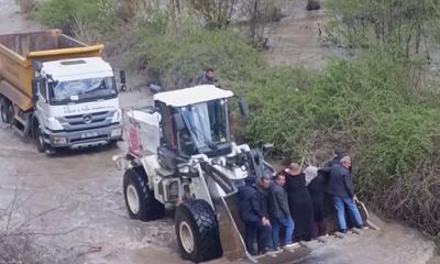 Sel Felaketi: Yollar Kapandı, Cenazeye Gitmek İsteyenler Kepçeyle Taşındı