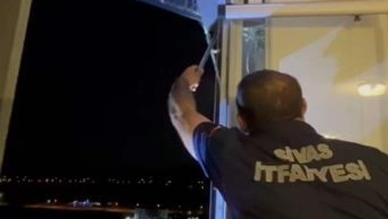 Sivas’ta Yuvasından Düşen Atmaca Yavrusu İtfaiye Ekipleri Tarafından Kurtarıldı