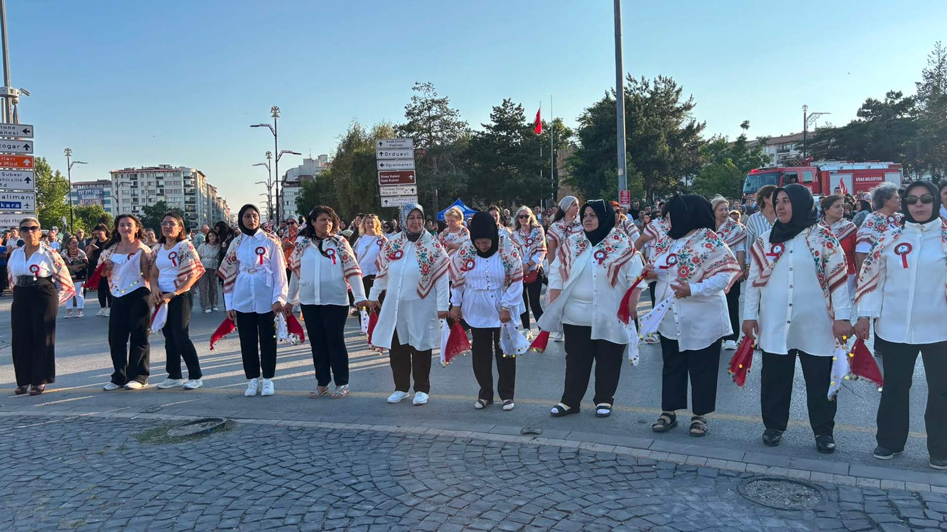 1058 Kadın Sivas’ta Aynı Halayda Buluştu!