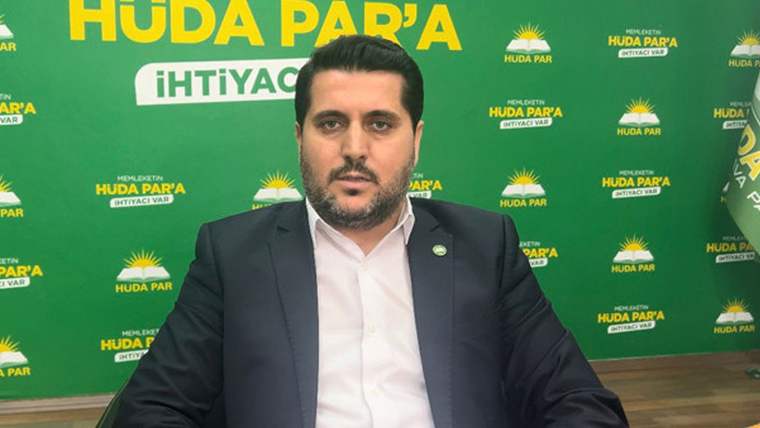 HÜDA PAR partisi logosunun arkasında oturan bir kişi, resmi bir kıyafet giymekte.