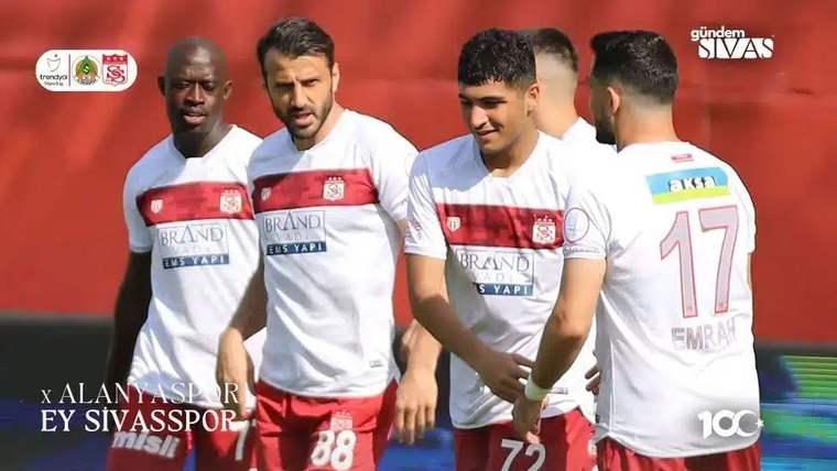 Beyaz ve kırmızı formalar giyen dört futbolcu sahada yan yana duruyor; formalarda 88, 72 ve 17 numaraları görülüyor.