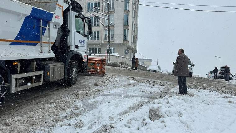 Canik’te karla mücadele aralıksız sürüyor - Birlik Haber Ajansı