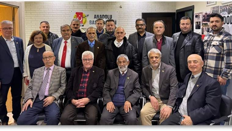 Anadolu Basın Birliği'nin genel kurulunda bir araya gelen katılımcılar, grup halinde poz veriyor.