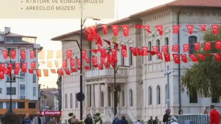 Türk bayraklarıyla süslenmiş Atatürk ve Kongre Müzesi önünde insanlar ve çiçeklikler görülüyor.