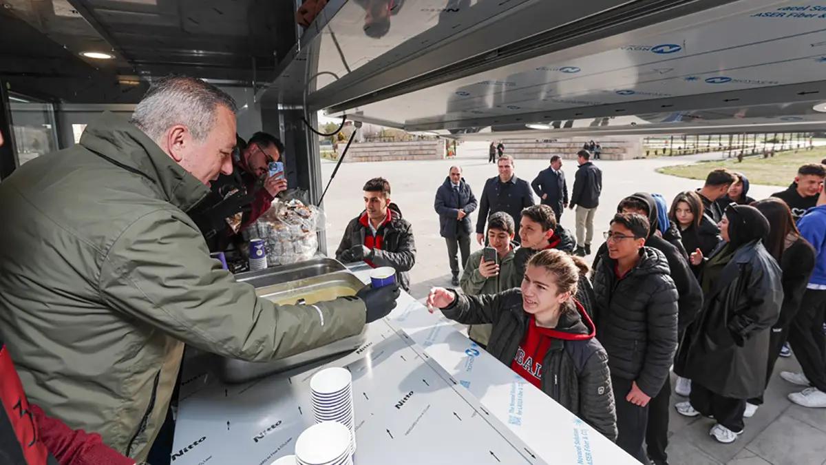Sivas’ta Öğrencilere Okulda Sıcak İkram Desteği: Yoğun İlgi Görüyor