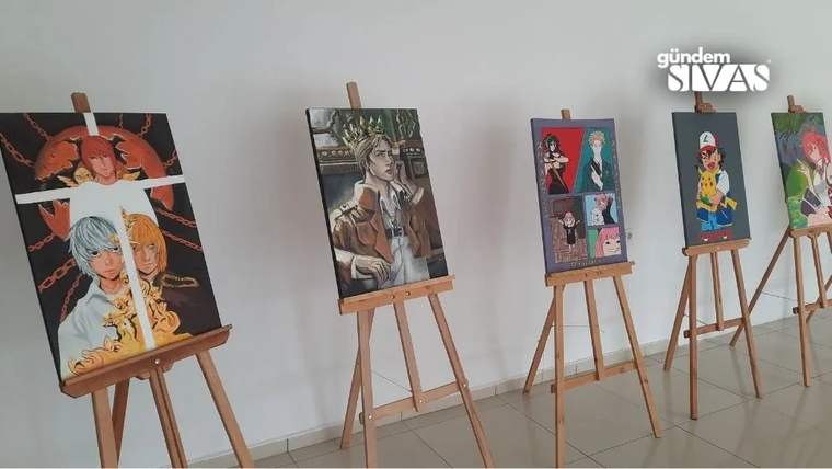 Dört adet tablo, ahşap stantlar üzerinde sergileniyor; tablolar farklı karakter ve sahneleri tasvir ediyor.