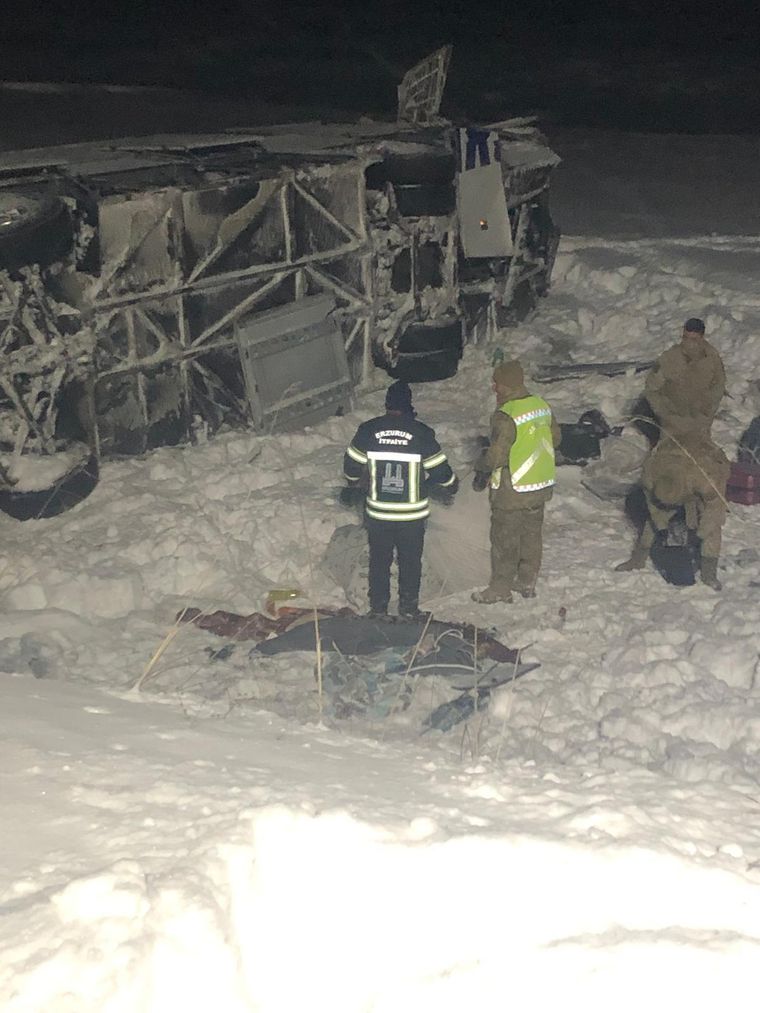 Erzurum Horasan'da yolcu otobüsü kaza yaptı: 37 kişi yaralandı - Birlik Haber Ajansı