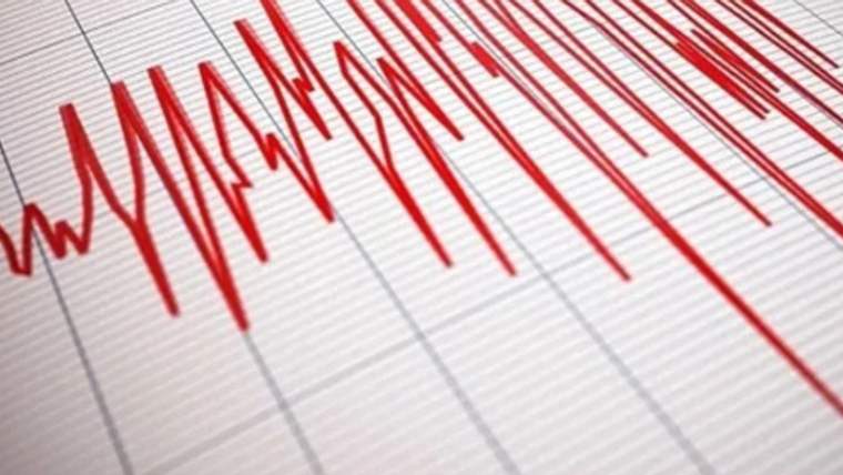 Kırmızı dalgalarla gösterilen bir sismograf kaydı, deprem dalgalarını temsil ediyor.
