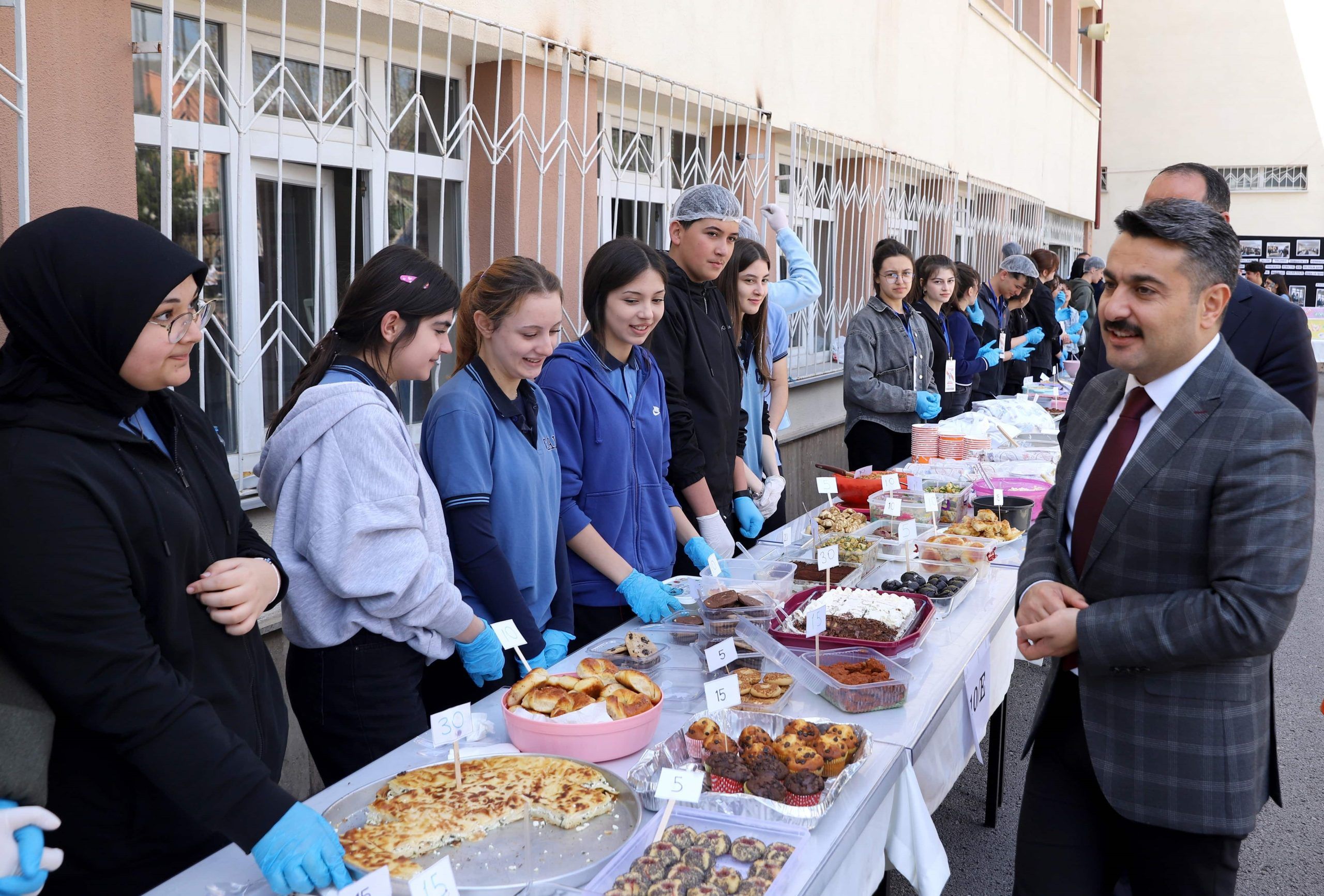 Lise Öğrencilerinden Kardeş Okula Destek: Hayır Panayırıyla İyilikte Yarıştılar