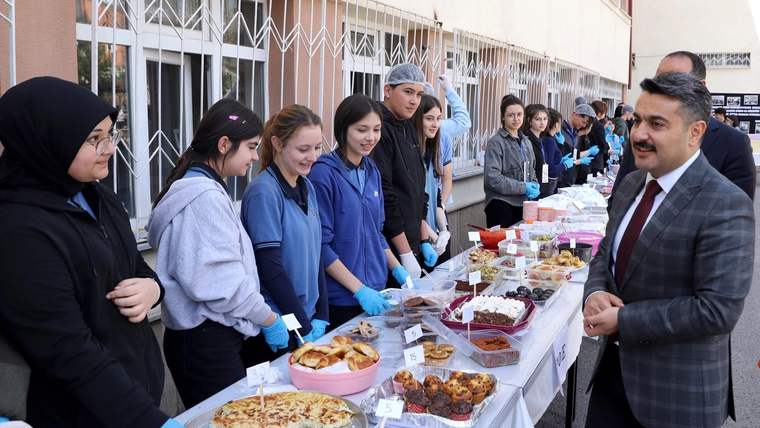 Lise Öğrencilerinden Kardeş Okula Destek: Hayır Panayırıyla İyilikte Yarıştılar