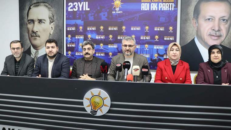 AK Parti Sivas İl Başkanlığı'nda yapılan basın toplantısında, altı kişi masanın arkasında oturuyor.